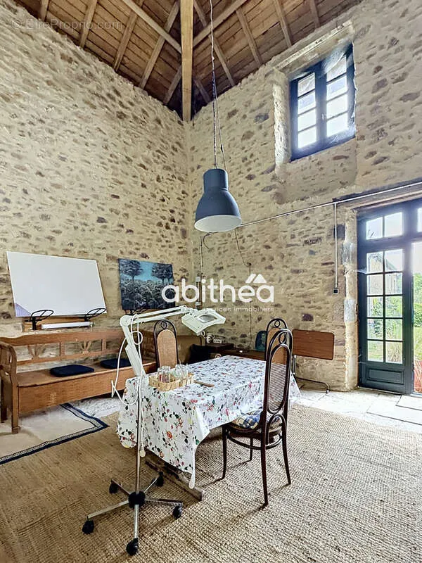 Salle à manger - Château avec Piscine et Jardin à Bussière-Galant