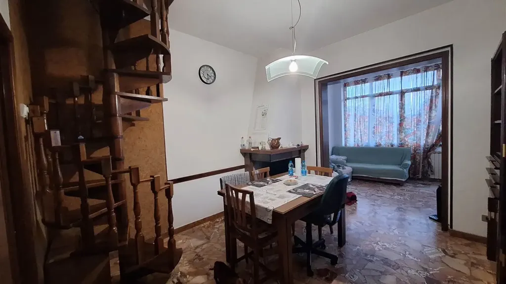 Söögituba - Bright 1-Bedroom Apartment with Balcony in San Severino Marche