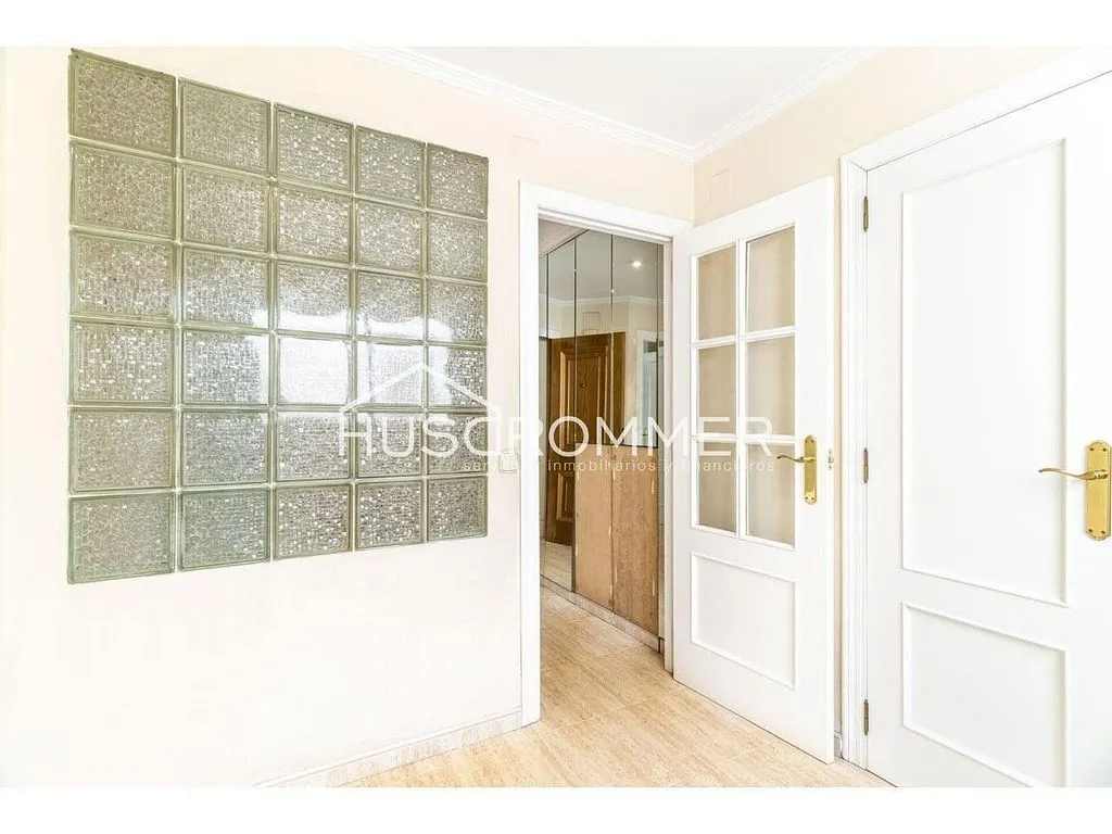 Esik - Dual-Unit Property with Central Location in Vila-real