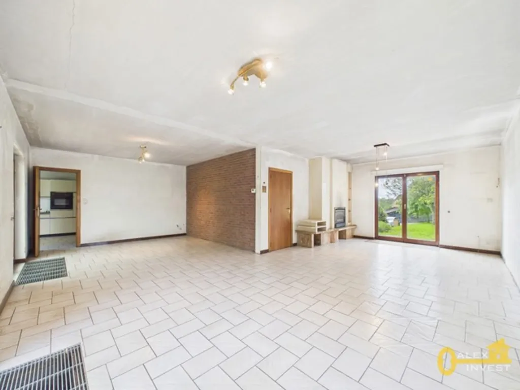 Soggiorno - 4-Bedroom Villa with Garden in Quiet Location