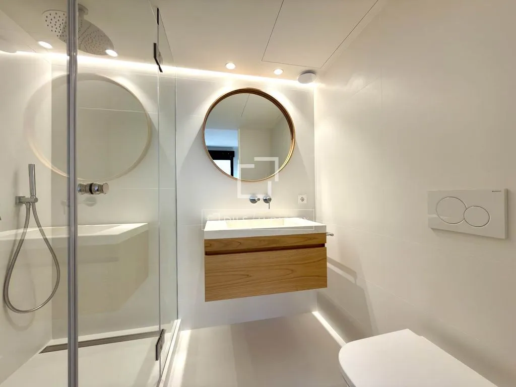 Salles de bain - Luxury Duplex with Top-Floor Privacy in Alicante