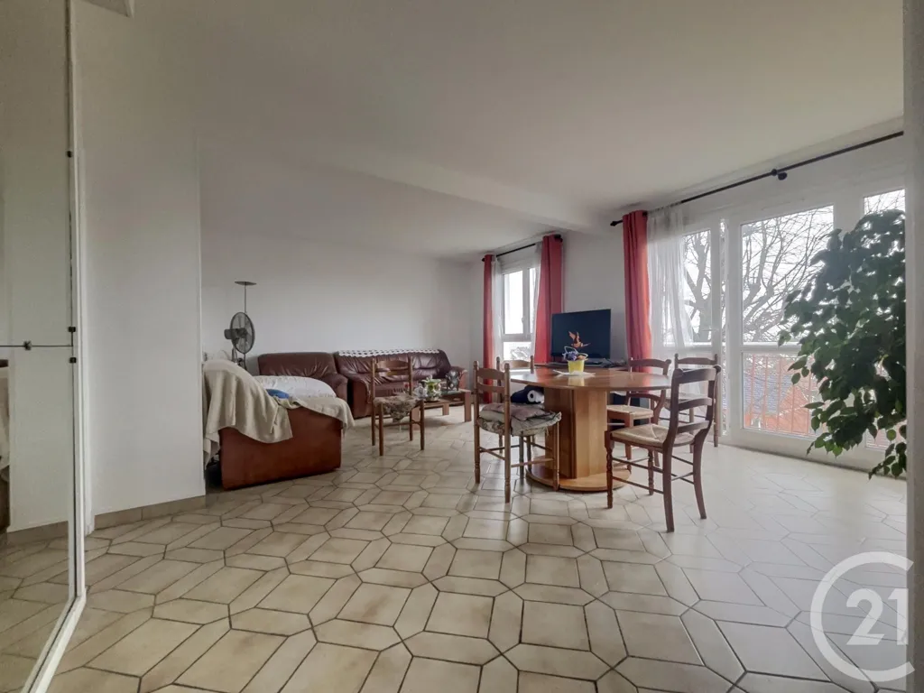 Elutuba - 4-Piece Flat with Balcony in Drancy