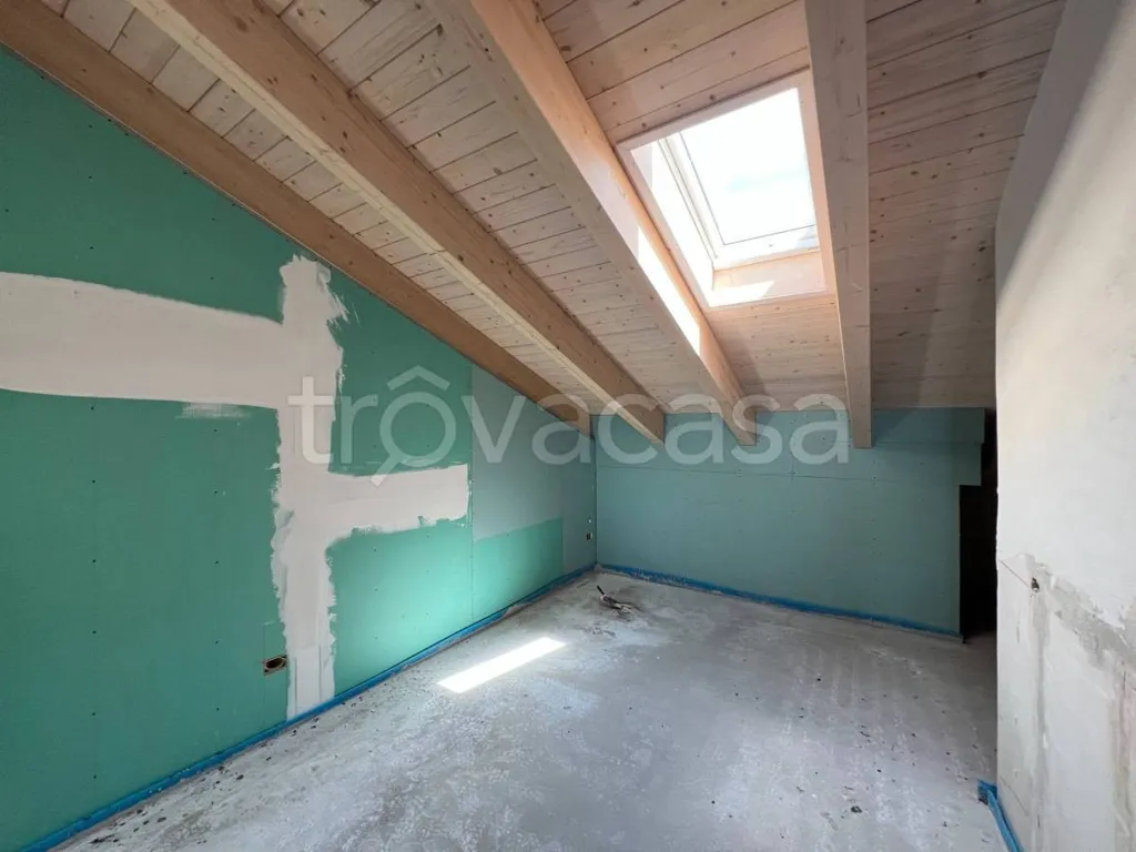 Pièces - Retrofitted Mansard Apartment with Balcony in Bra