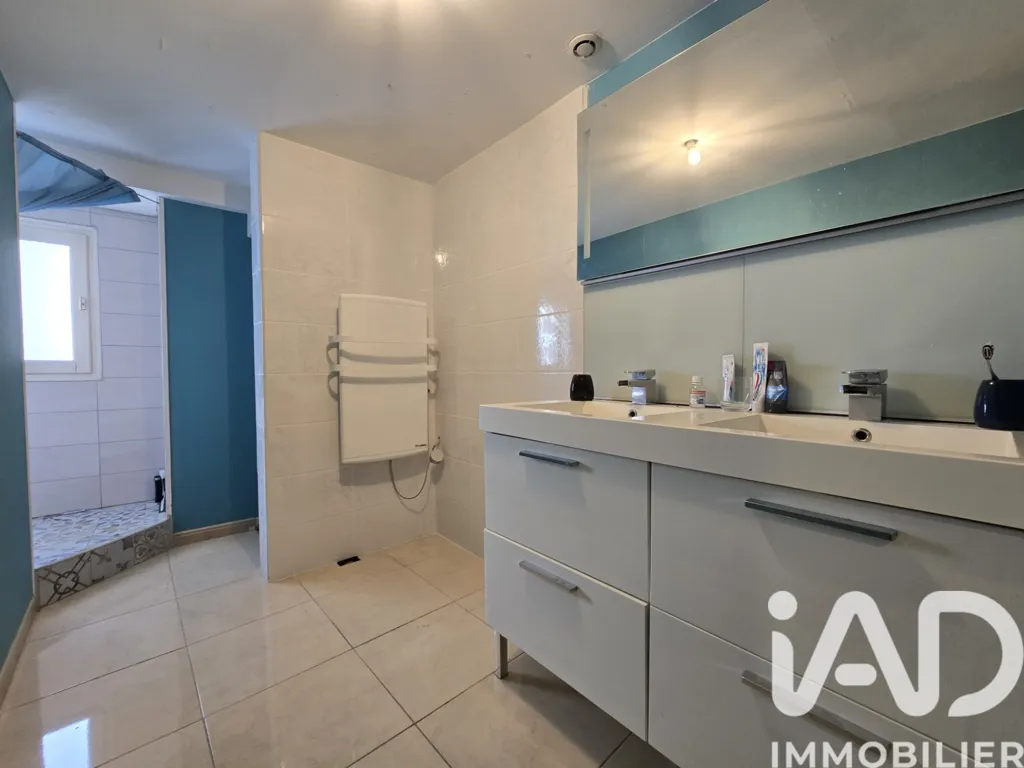 Bathrooms - 5-Piece Apartment with Balcony in Paris