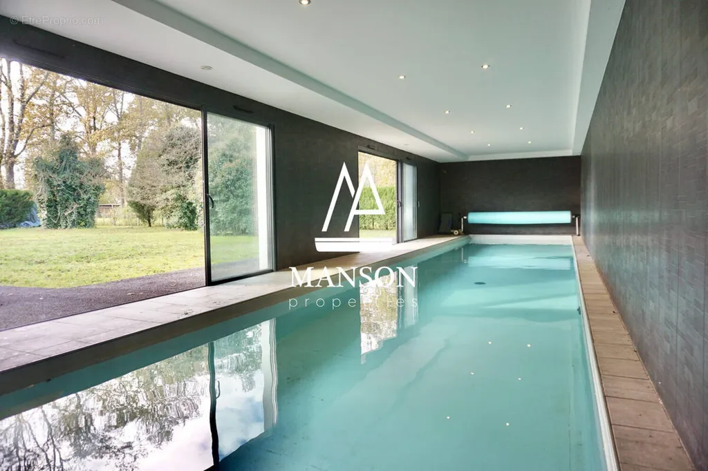 Piscine - Maison contemporaine avec piscine intérieure à Illats