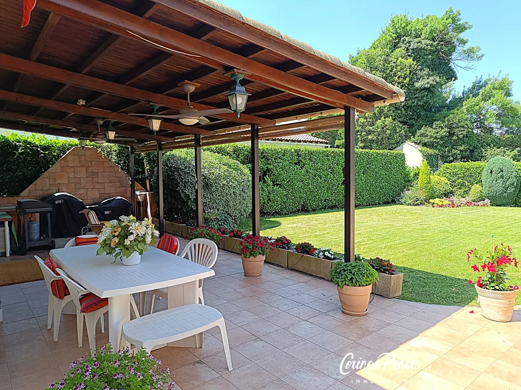 Terrasse - Villa de Plain-Pied avec Piscine à Garons