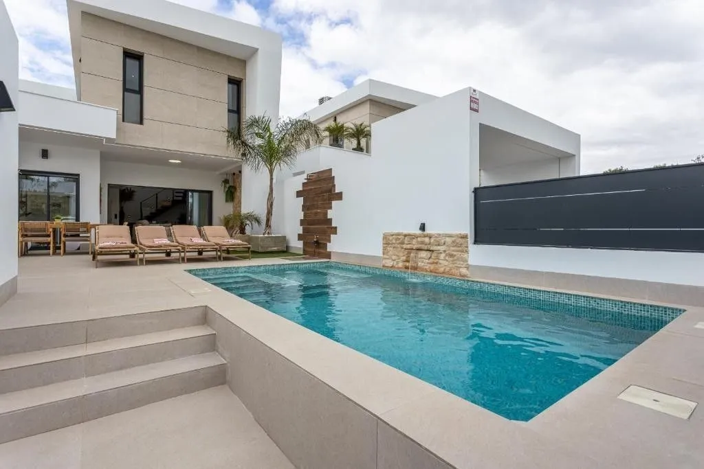 Bassein - Modern Villa with Pool near Dolores Park