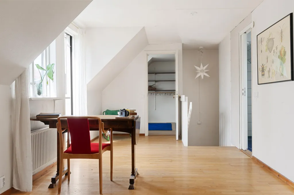 Bureau - Villa with Train Access in Västerhaninge