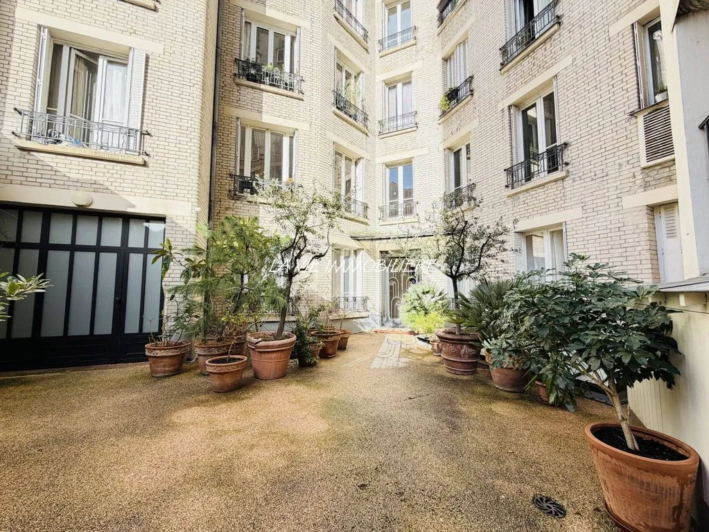 Garden - Luxury Apartment with Intercom in Marais, Paris