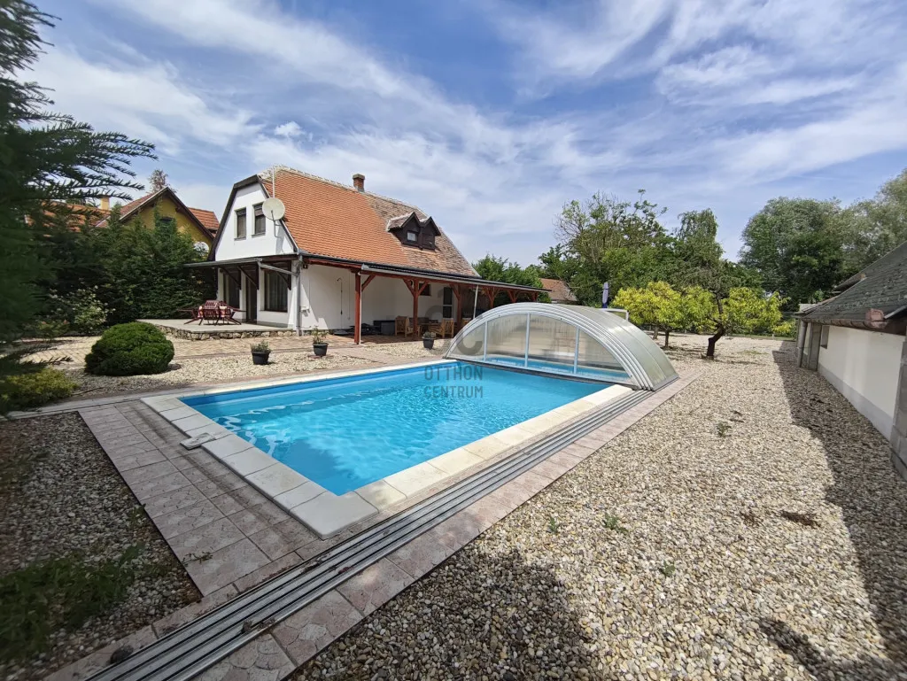 Piscina - Family House with River View in Mohács