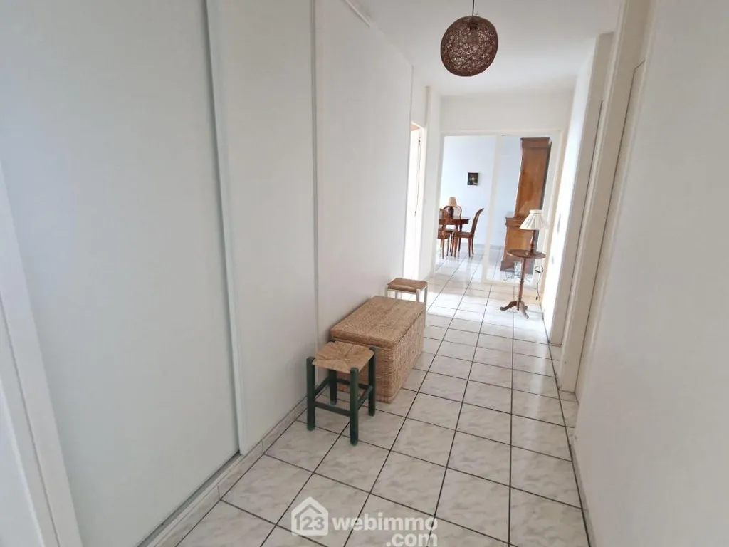 Esik - Apartment with Balcony in La Roche-sur-Yon