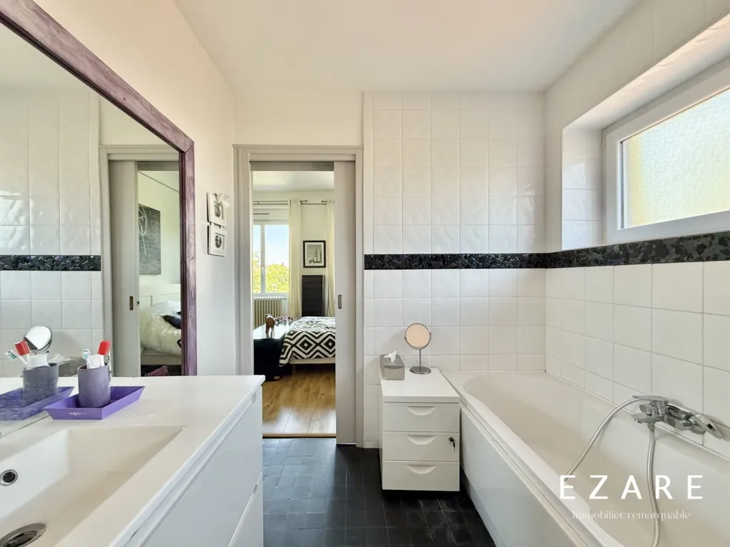 Bathrooms - City Centre House with Pool in Dijon