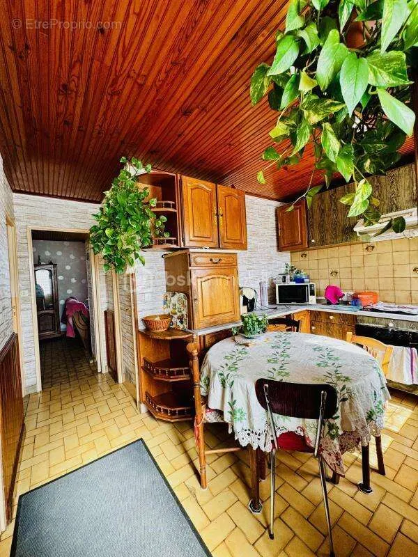 Cuisine - Pavillon de Plain-Pied 3CH avec Grand Terrain à Ruffec