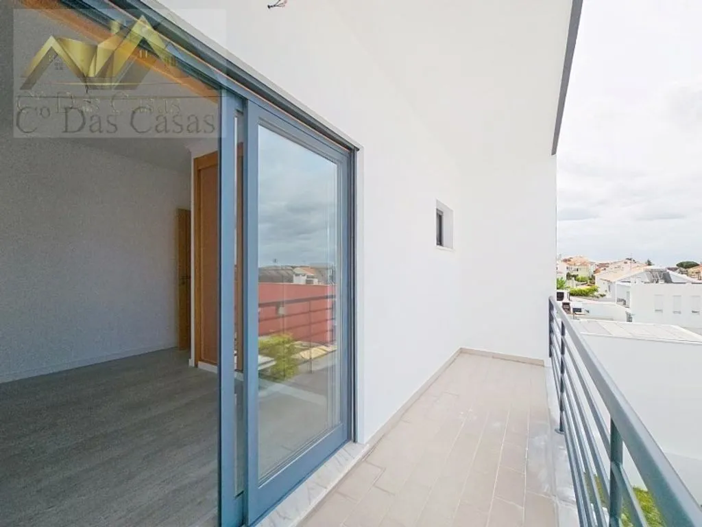 Balcony - Modern House in Final Renovation in Almada