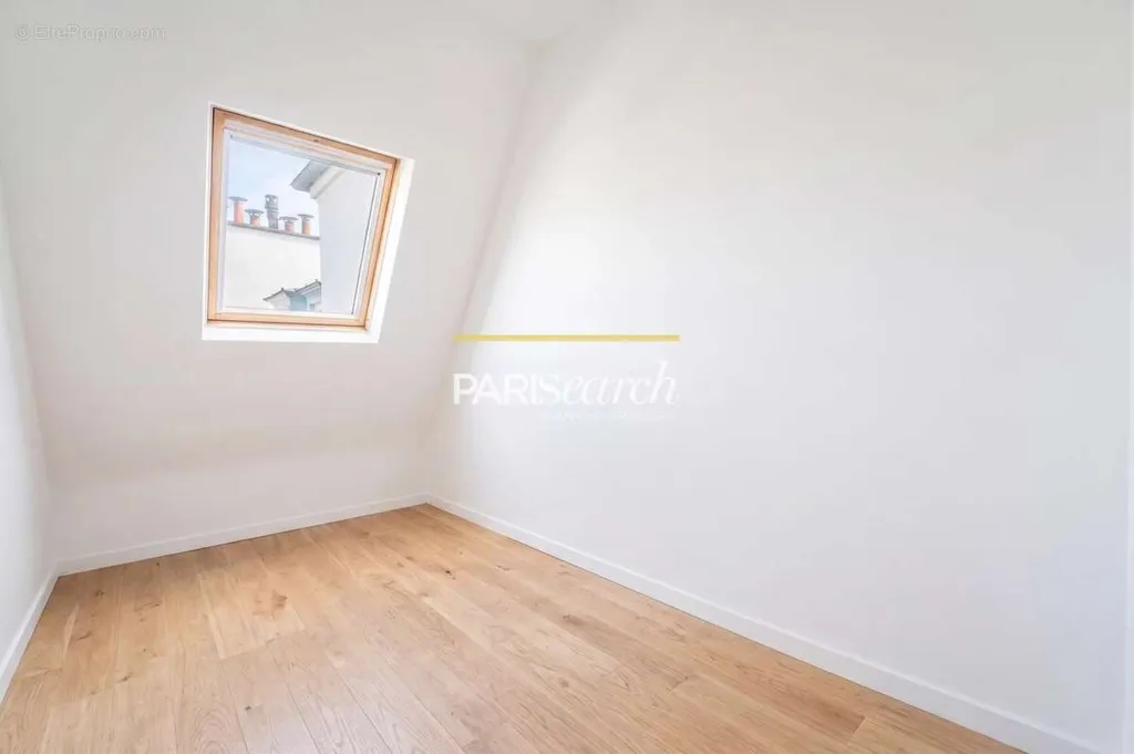 Rooms - Apartment with Balcony in Historic Marais