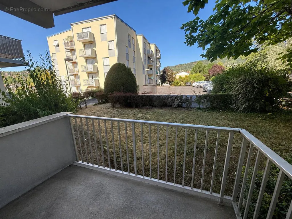 Rõdu - Spacious Apartment with Balcony in Thiers