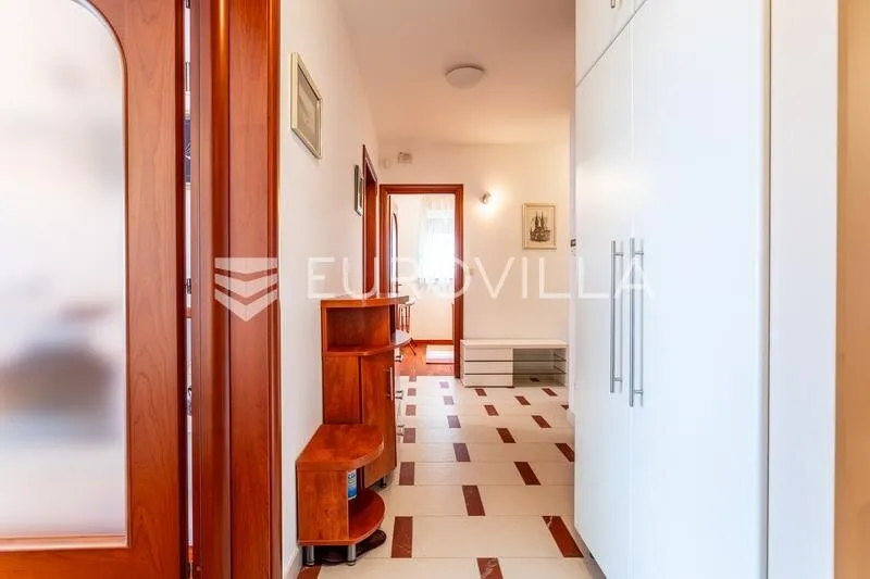 Esik - Spacious 3-Bedroom Apartment with Sea View in Zenta, Split