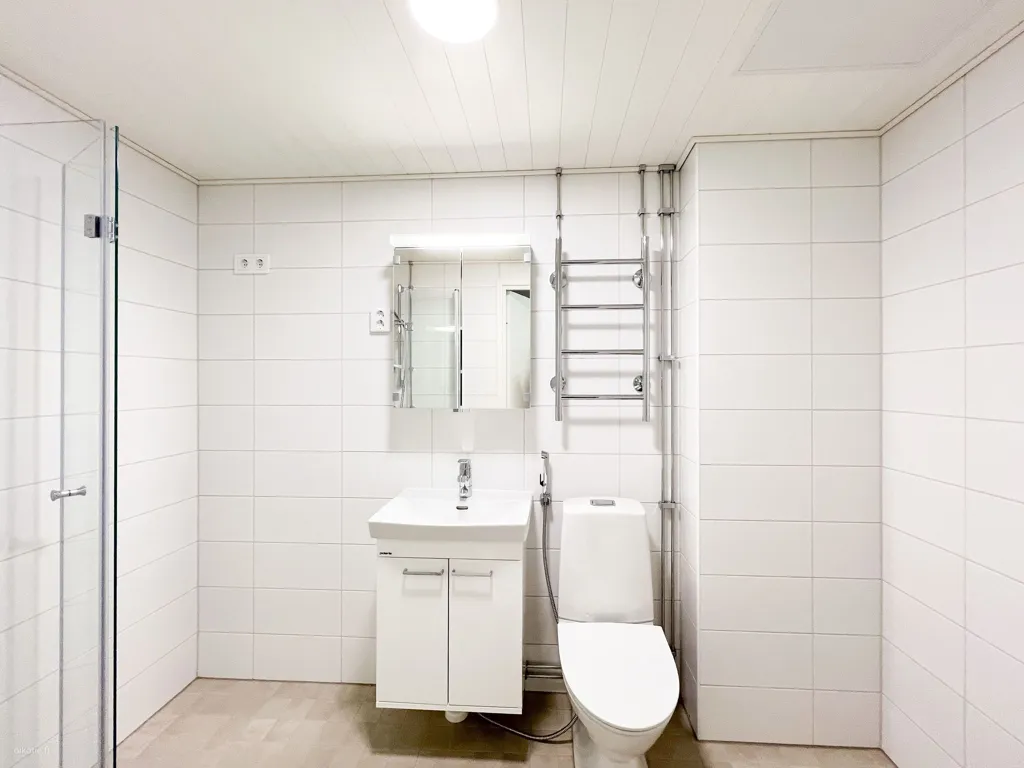 Badezimmer - Bright Corner Flat with Balcony in Koivukylä, Vantaa