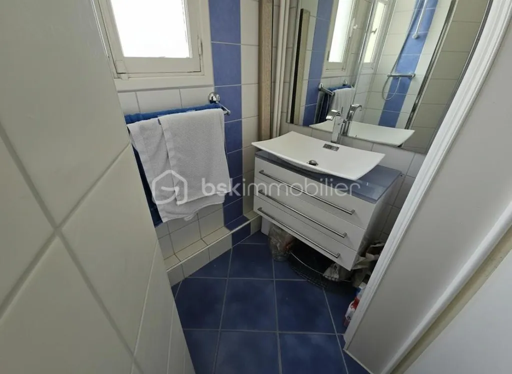 Vannitoad - Characterful Apartment with Garage in Roanne Centre