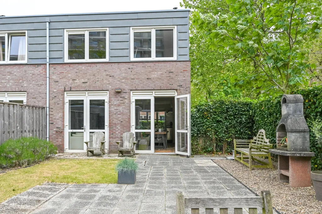 Jardin - Extended Corner House with Garden in Heemstede