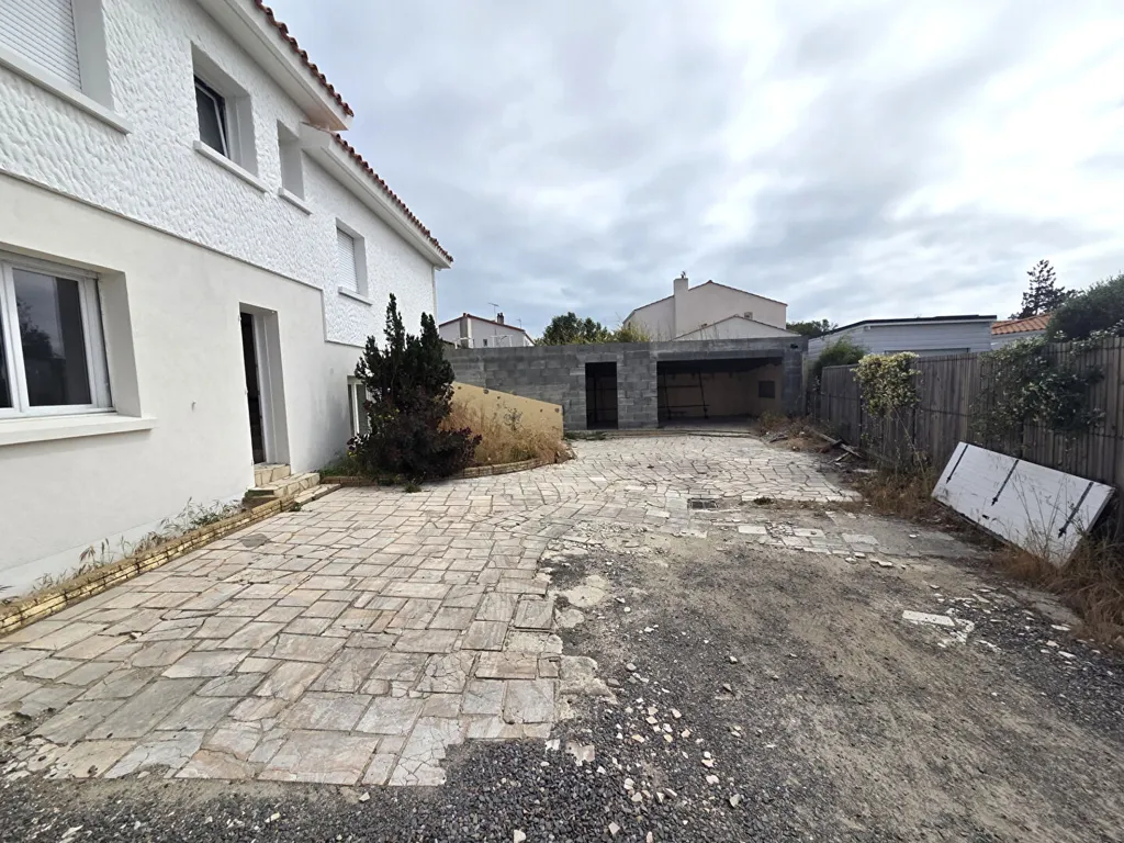 Extérieur - Plateau et Atelier à Aménager près du Bourg