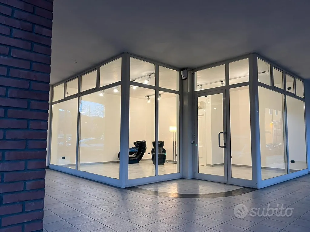 Esik - Corner Shop with Reserved Parking in Quarrata Centre