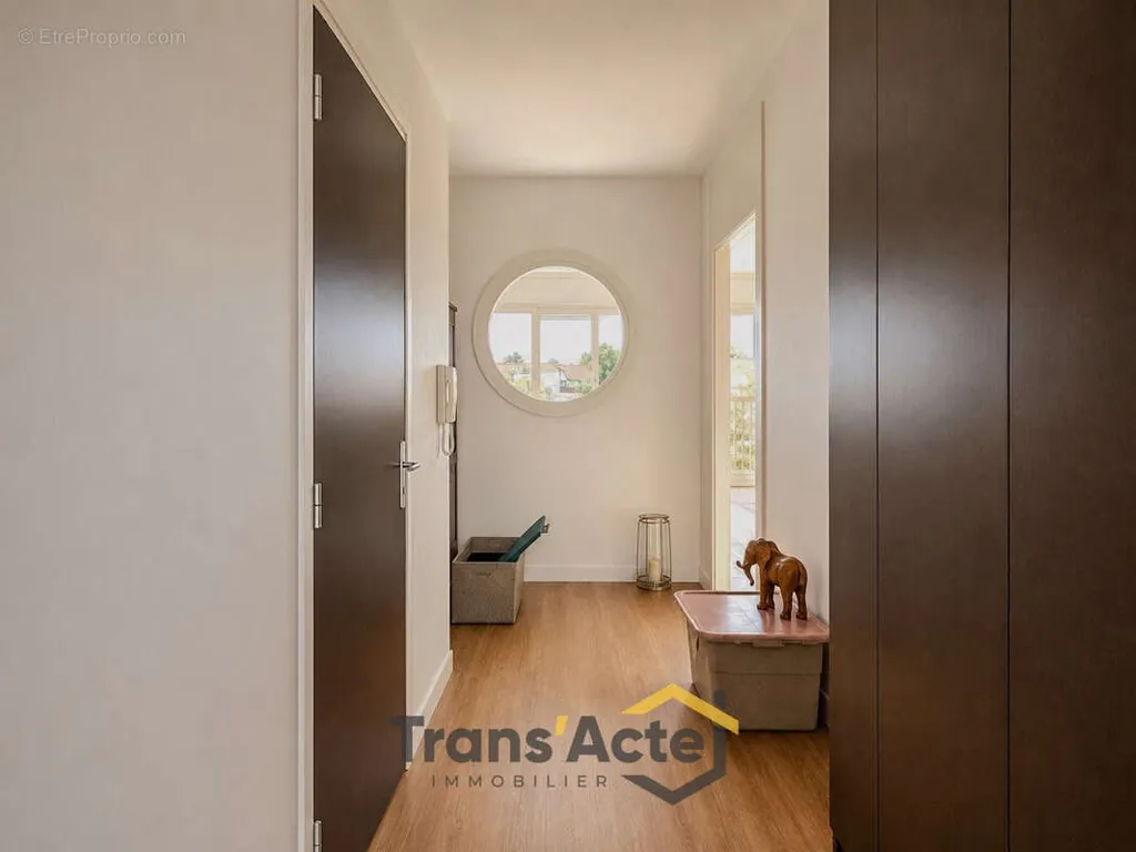 Esik - Bright 3-Bed Flat with Balconies in Loos