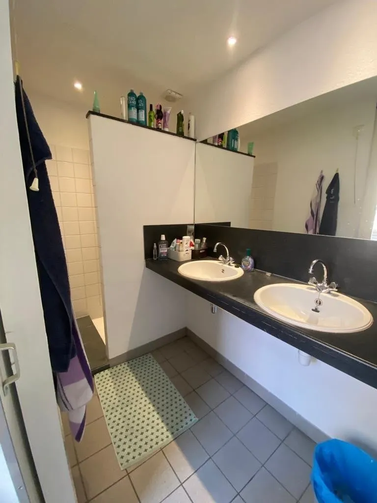 Bathrooms - Studio Flat with Shared Facilities in Maastricht