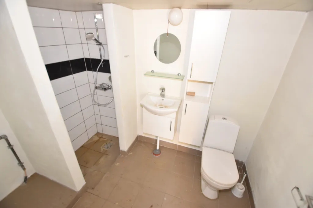 Salles de bain - Four-Bedroom Terraced House in Snedsted
