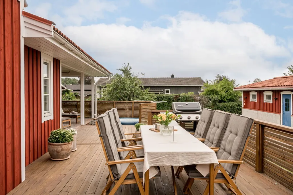 Terrazza - 1920s Timber Villa with Garden in Kristinehamn
