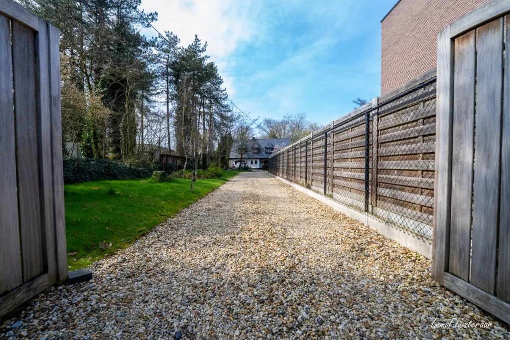 Extérieur - Villa avec Piste Éclairée et Stalles à Geel