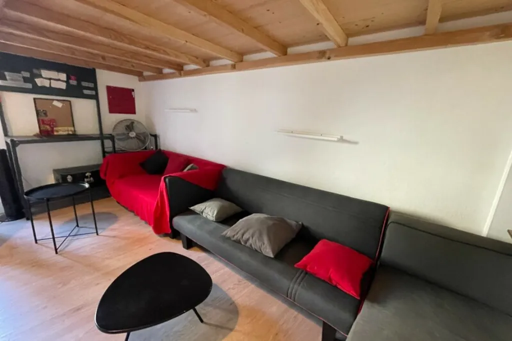 Séjour - Studio au Centre de Grignan avec Hauteur sous Plafond