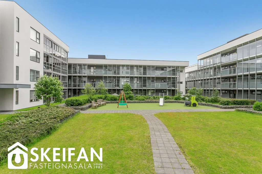 Jardin - Bright 3-Bed Apartment with Balcony in Reykjavik
