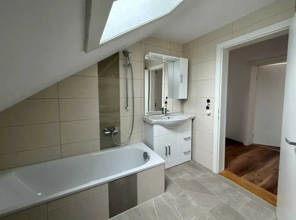 Vannitoad - 3-Bedroom Loft in Viktring, Klagenfurt