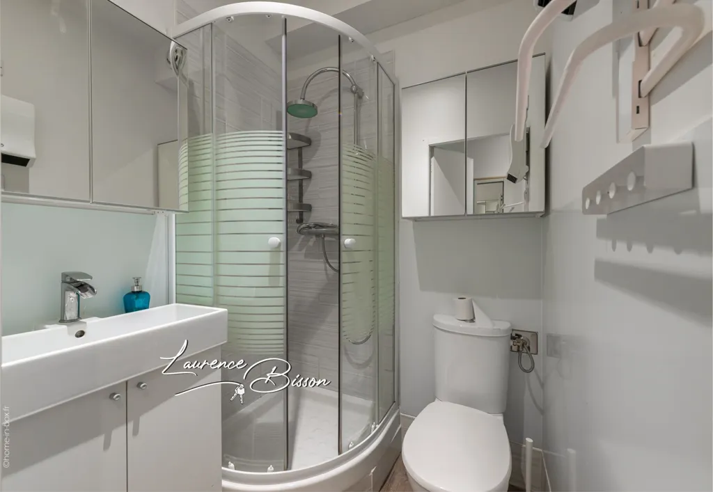 Bagni - Traversing Flat with Garden in Saint-Mandé