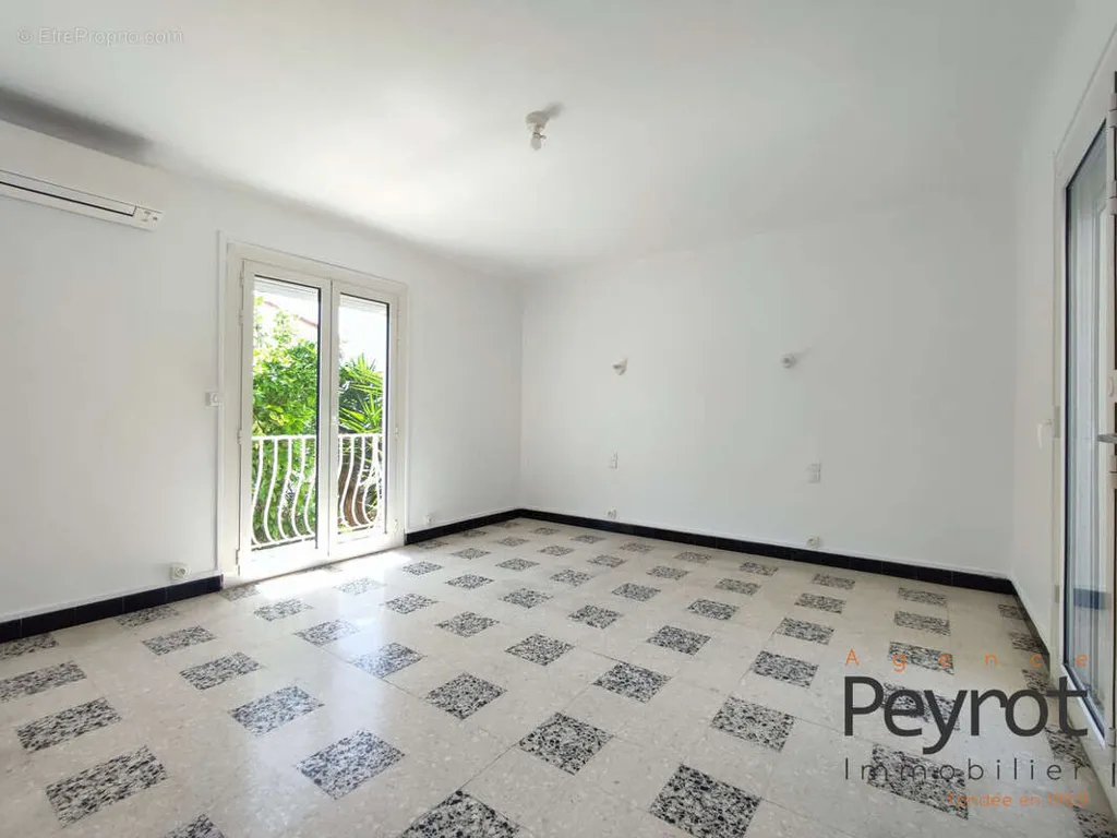 Rooms - Spacious T3 Apartment with Balcony in Perpignan