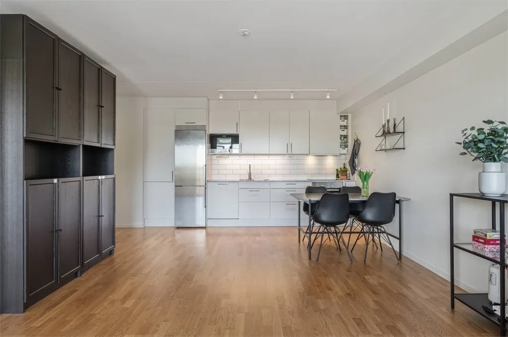 Sala da pranzo - Modern Flat with Balcony in Fullerö
