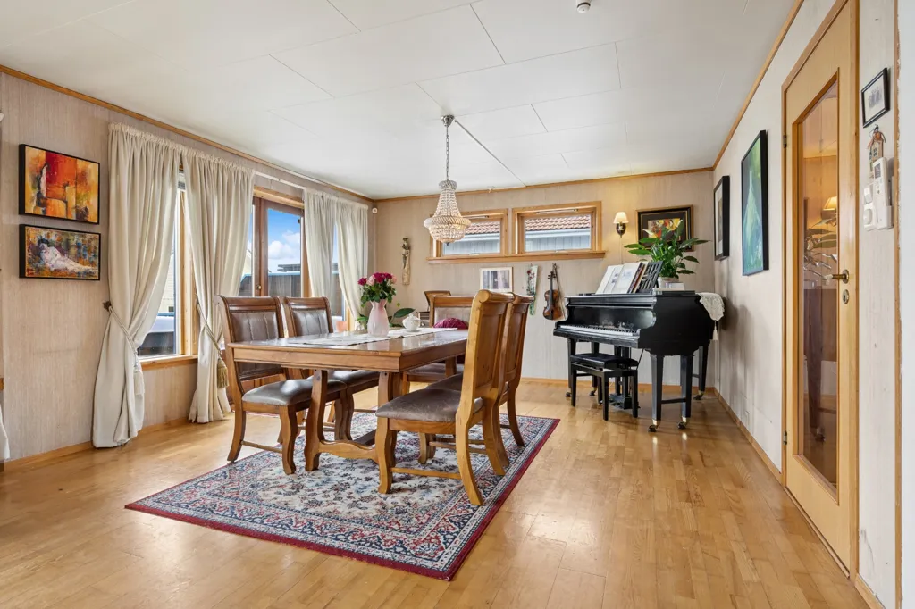 Söögituba - Detached House with Sea View in Skeie