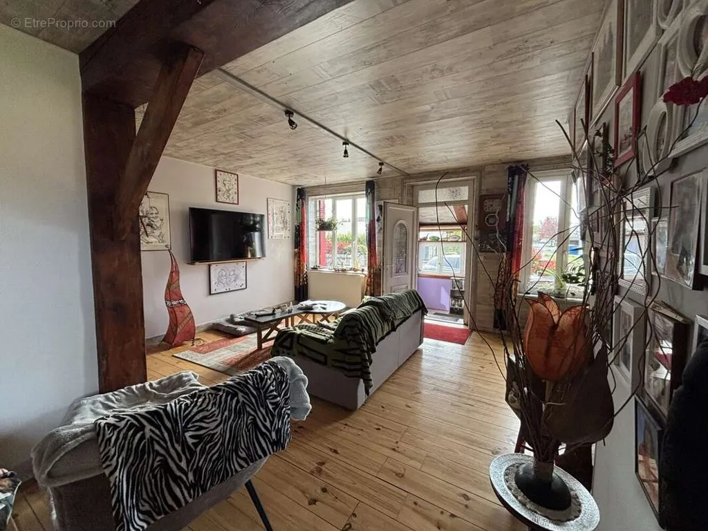 Séjour - Maison à Lanobre avec Deux Appartements et Jardin