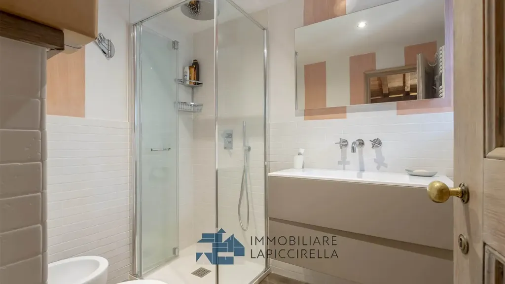 Salles de bain - Conservatively Reworked Villa with Olive Grove in Settignano