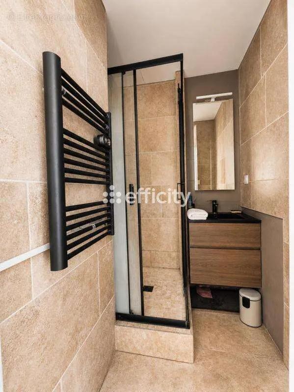 Vannitoad - Grenoble T5 with Balcony for Investment