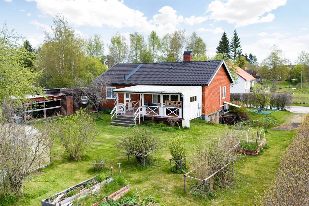 Aed - Classical Brick Villa with Garden in Quiet Area