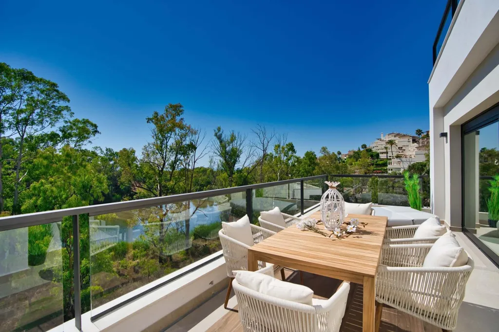 Balcon - 3-Bedroom Flat with Pool in Marbella
