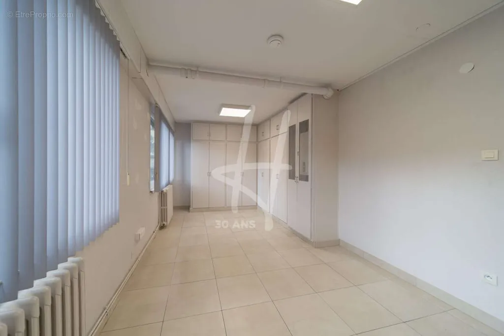 Kabinet - Commercial Space with Parking in Metz