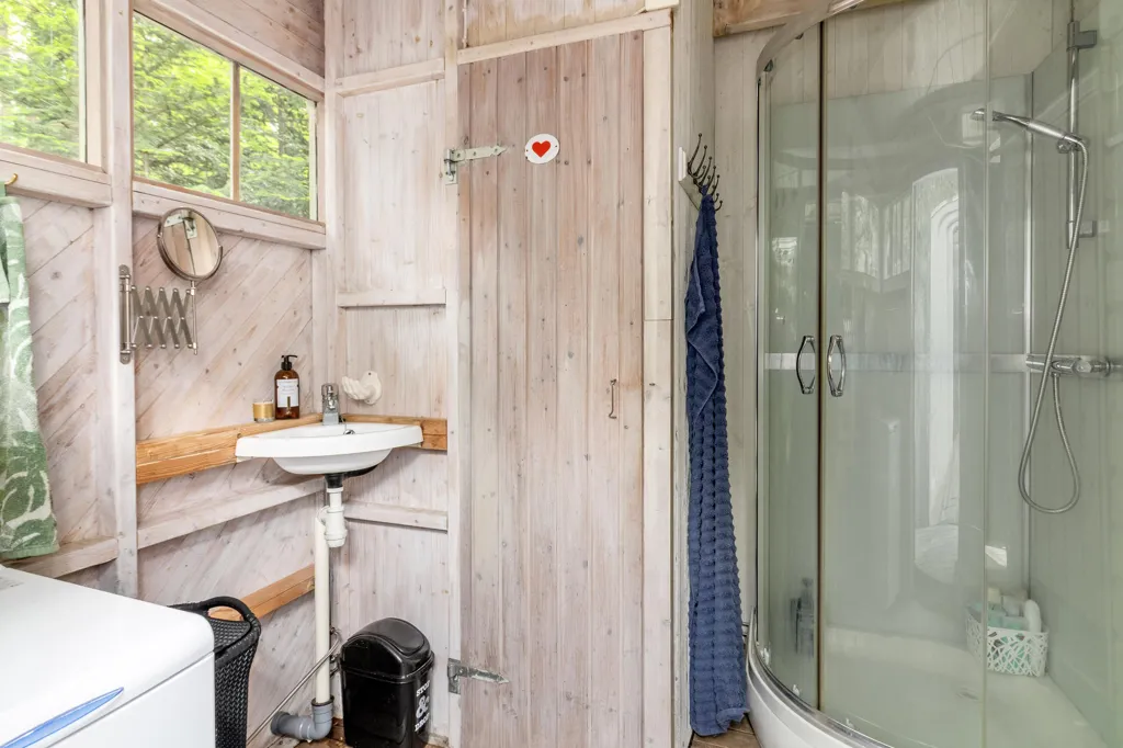 Bagni - Charming Cottage with Forest Glade in Ängsholmen