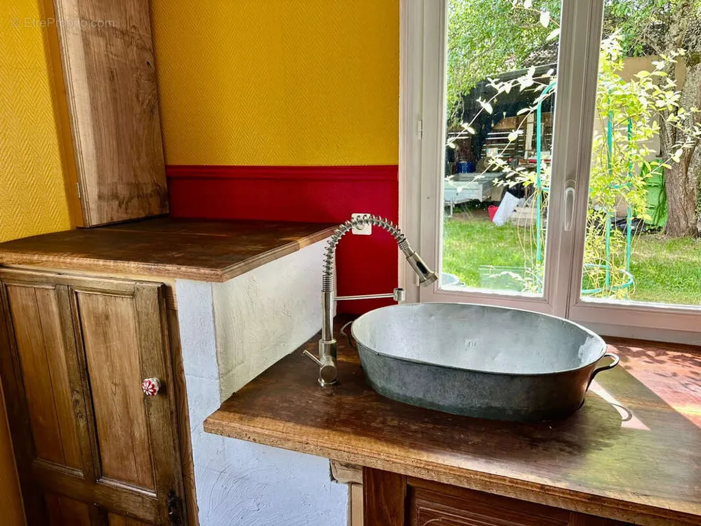 Cuisine - Ancien Restaurant à Usage d'Habitation avec Jardin à Genevreuille