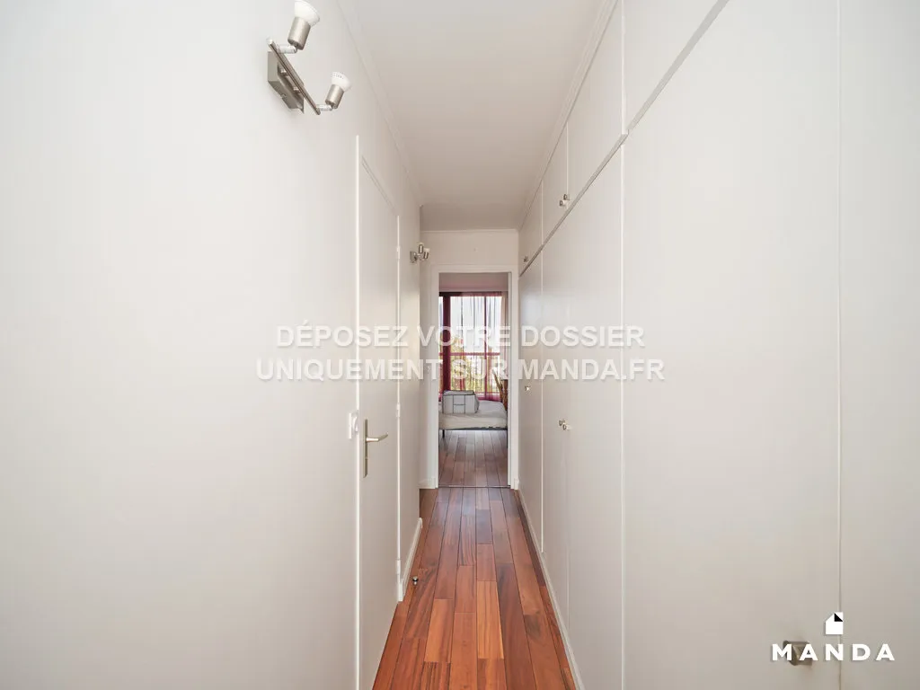 Esik - T4 Flat with Balconies in Villejuif