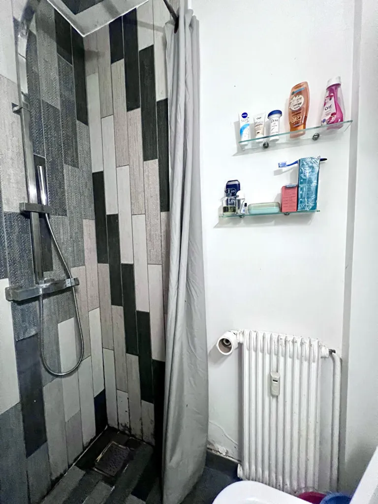 Salles de bain - Studio avec Jardin de Copropriété à Suresnes