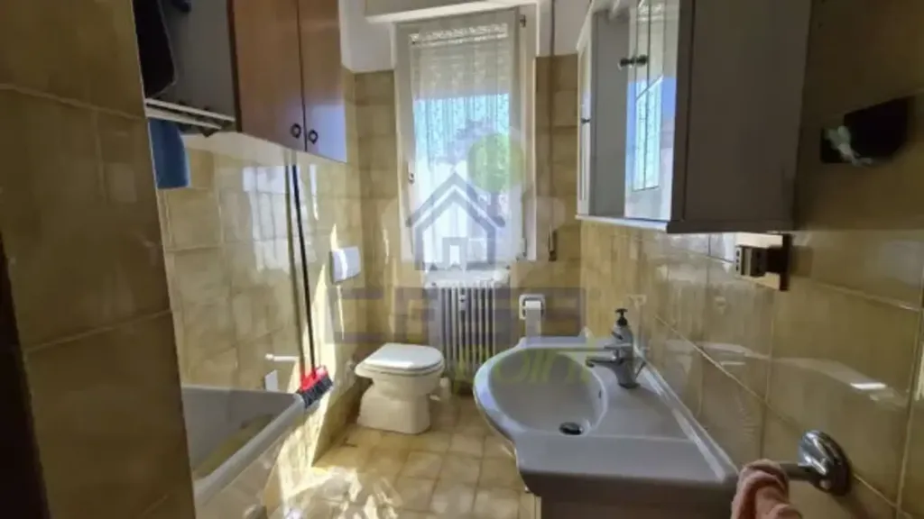 Salles de bain - Spacious Apartment with Balcony in Guastalla