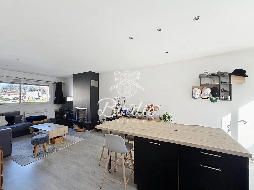 Séjour - Appartement Duplex avec Jardin au Centre de Tosse